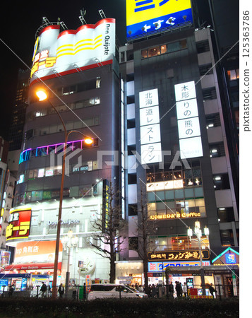 夜晚繁華的新宿歌舞伎町-城市景觀(2025年3月) 夜晚繁華的新宿歌舞伎町-城市景觀(2025年3月) 125363786