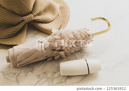 Folding parasol and sunscreen: Image of protection against UV rays in summer 125363912