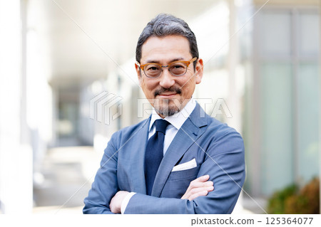 Businessman outdoor portrait Businessman outdoor portrait 125364077