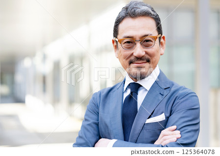 Businessman outdoor portrait 125364078