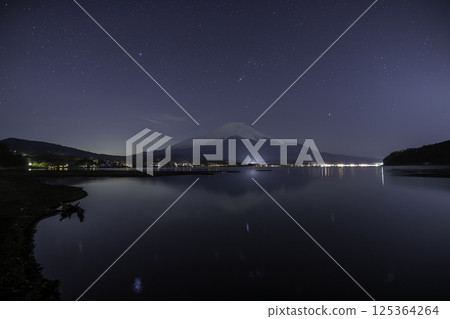 Spring starry sky reflected on Lake Yamanaka 125364264