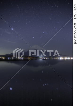 Spring starry sky reflected on Lake Yamanaka Spring starry sky reflected on Lake Yamanaka 125364271