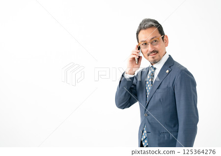 律師在智慧型手機上交談 125364276