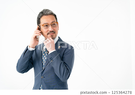 律師在智慧型手機上交談 125364278