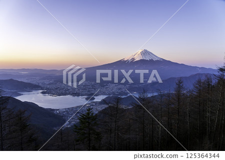 Mount Fuji before dawn from Shindo Pass in spring 125364344