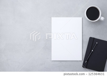 灰色書桌上的白紙和筆 125364631