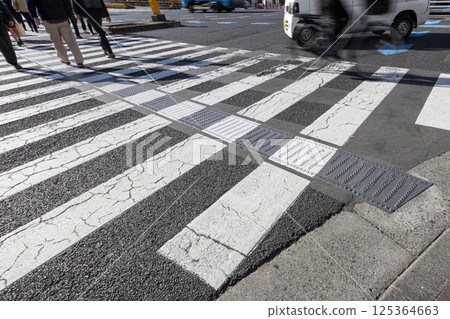 設有人行橫道的路口：早上，一位商人和一輛自行車在上班途中穿過行人穿越道 125364663