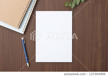 桌上的一張空白的白紙 125364906