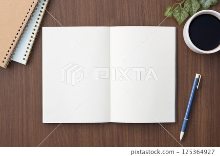 書桌上的一本空白的白色筆記本 書桌上的一本空白的白色筆記本 125364927