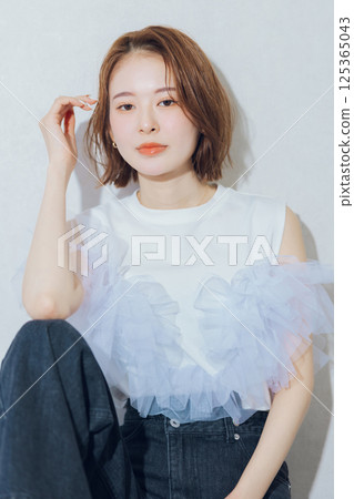 一位年輕女士的時尚形象 125365043