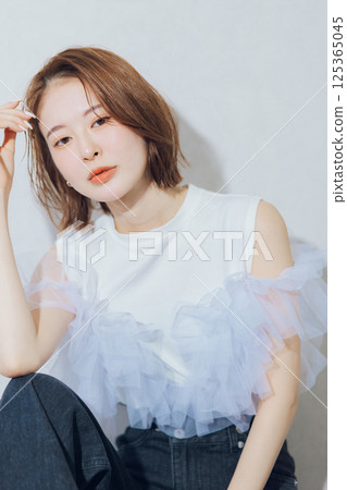 A fashion image of a young lady 125365045