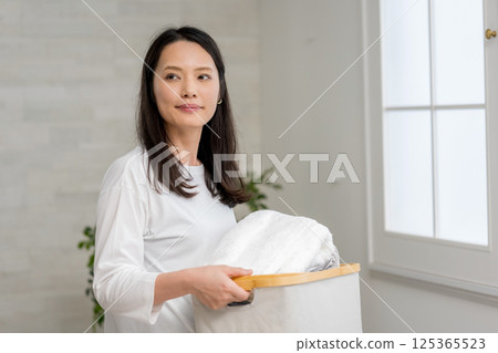 家務，女人洗衣服 |清爽的早晨 |健康生活方式形象 |幸福女孩 |福利 125365523
