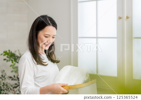 Housework, woman carrying laundry | Refreshing morning | Healthy lifestyle image | Well-being girl | Well-being Housework, woman carrying laundry | Refreshing morning | Healthy lifestyle image | Well-being girl | Well-being 125365524