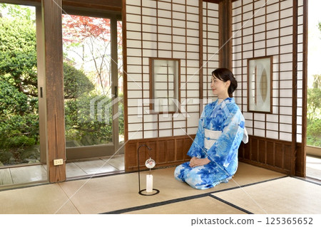 浴衣的一名年輕女子 125365652