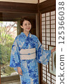 浴衣的一名年輕女子 125366038