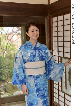 浴衣的一名年輕女子 125366038