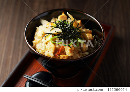 Rice cooked with chicken and burdock 125366054