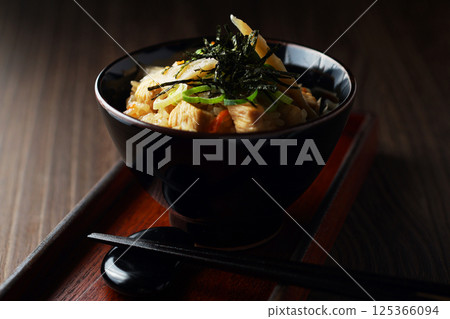 Rice cooked with chicken and burdock 125366094