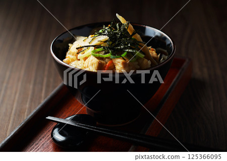 Rice cooked with chicken and burdock 125366095