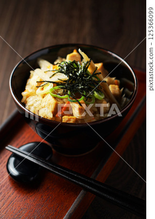 Rice cooked with chicken and burdock 125366099