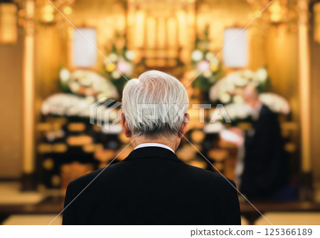 一位老人參加佛教葬禮和莊嚴的祭壇（人工智慧生成的圖像） 125366189