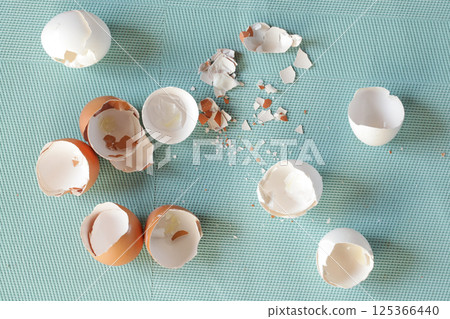 Cracked Eggshells and grinded eggshells 125366440