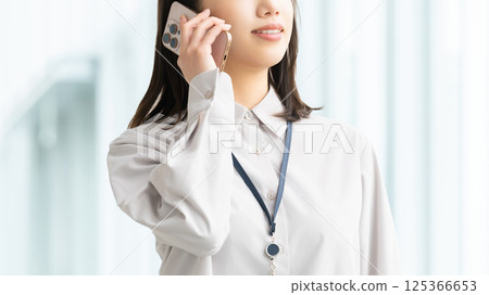 Smiling woman/businesswoman talking on smartphone Smiling woman/businesswoman talking on smartphone 125366653