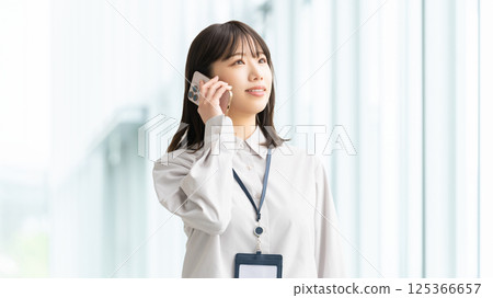 Smiling woman/businesswoman talking on smartphone Smiling woman/businesswoman talking on smartphone 125366657