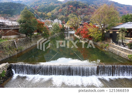 從京都渡月小橋欣賞的秋日風景 125366859