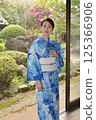 浴衣的一名年輕女子 125366906