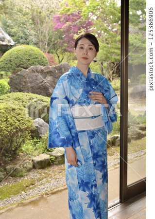 浴衣的一名年輕女子 浴衣的一名年輕女子 125366906