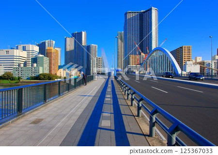 Tsukiji Bridge and Kachidoki high-rise apartment complexes 125367033