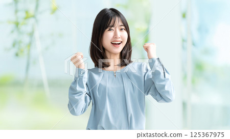 Woman/businesswoman doing a fist pump 125367975