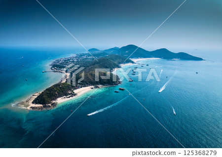 Koh Larn island with boat sailing in tropical sea during summer holidays at Pattaya 125368279