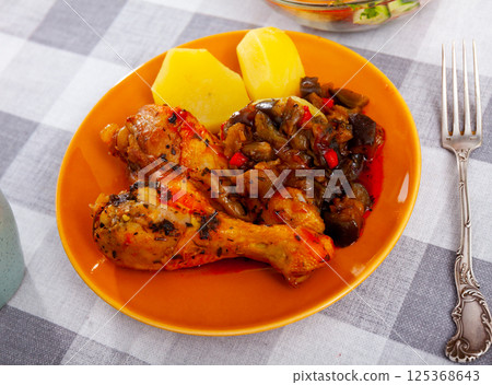 Herb roasted chicken drumsticks with vegetables and boiled potatoes 125368643
