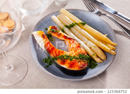 Sliced tasty salmon with asparagus Sliced tasty salmon with asparagus 125368752