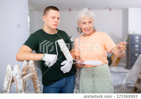 Woman talking with teenager on construction site 125368993