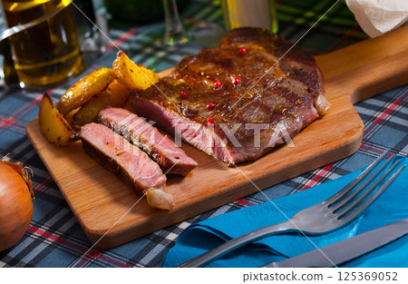 Appetizing deep-fried beef 125369052