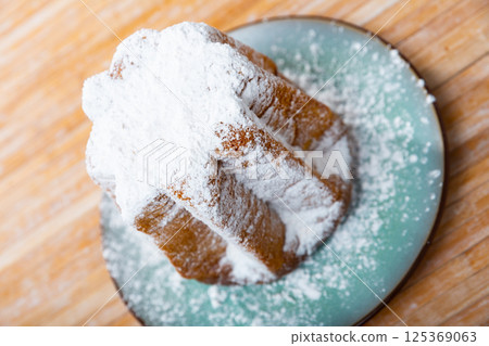 Christmas cake Pandoro with sugar powder Christmas cake Pandoro with sugar powder 125369063