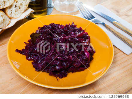 Braised red cabbage Braised red cabbage 125369488