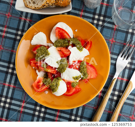 Caprese salad with tomato, mozzarella and balsamic dressing 125369753