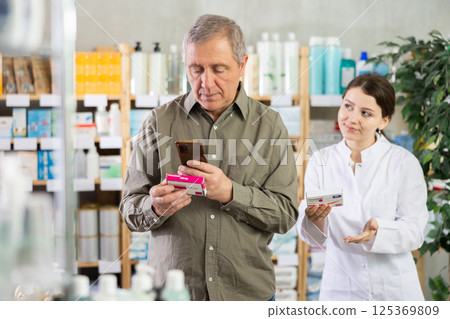 Man buyer scans paracetamol qr code with woman pharmacist 125369809