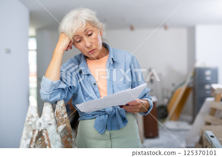Elderly woman owner is shocked by the estimate for the renovation of cottage Elderly woman owner is shocked by the estimate for the renovation of cottage 125370101