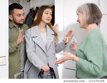 Children coming to visit their elderly mother to parental home Children coming to visit their elderly mother to parental home 125370106