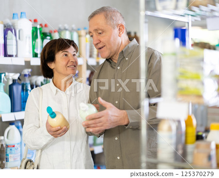 Husband and wife buy liquid hand soap Husband and wife buy liquid hand soap 125370279