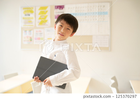 教室裡微笑的男孩 125370297