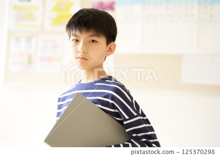 一名男小學生正在看筆記型電腦 125370298