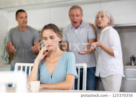 Family quarrel to girl 125370356