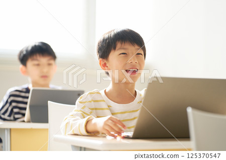 小學男孩在教室裡微笑 125370547