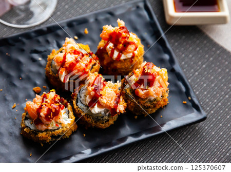 Futomaki - big japanese rolls closeup 125370607